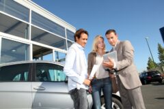 Privater Fahrzeugverkäufer haftet gegenüber gewerblichem Kfz-Händler für falsche Zusicherungen