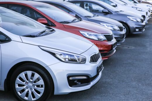 Gebrauchtwagen-Inzahlungnahme: Impliziter Ausschluss der GewährleistungDas Oberlandesgericht Brandenburg hat in seinem Beschluss vom 29.06.2020 (Az.: 3 U 105/19) den Rechtsstreit um den Ausschluss von Gewährleistungsansprüchen bei der Inzahlungnahme eines Gebrauchtwagens entschieden. In diesem Rechtsfall war ein Autohändler verklagt worden, weil er nach dem Ankauf eines Gebrauchtwagens Mängel geltend machen wollte. Die Klägerin berief sich auf die Annahme, dass bei der Inzahlungnahme eines Gebrauchtwagens eine stillschweigende Gewährleistung nicht ausgeschlossen werden kann. Das Hauptproblem bestand darin, ob es tatsächlich einen konkludenten, also stillschweigenden, Gewährleistungsausschluss gibt, wenn ein Gebrauchtwagen in Zahlung genommen wird.
Verhandlungsabsichten und Interessenlage
Das Gericht ging bei seiner Entscheidung von der typischen Interessenlage aus, die zwischen den beiden Vertragsparteien besteht. Ein Gebrauchtwagenkäufer ist oft daran interessiert, sein altes Fahrzeug in Zahlung zu geben, um den Kauf eines neuen oder gebrauchten Fahrzeugs zu finanzieren. Sein primäres Interesse liegt dabei, den Wert seines alten Fahrzeugs im Rahmen des neuen Kaufvertrags angerechnet zu bekommen, ohne befürchten zu müssen, später wegen des Zustands des alten Fahrzeugs belangt zu werden.
Position des KFZ-Händlers
Auf der anderen Seite hat der Autohändler ein ebenso starkes Interesse daran, den Gebrauchtwagen des Kunden anzukaufen und zu verkaufen. Es ist Teil seines Geschäftsmodells, sowohl Neuwagen als auch Gebrauchtwagen zu verkaufen. Dabei hat der Händler die technischen und rechtlichen Möglichkeiten, sich gegen das Risiko von Mängeln zu schützen. Vor dem Vertragsabschluss kann er den Zustand des in Zahlung genommenen Gebrauchtwagens prüfen und sich durch bestimmte Beschaffenheitsangaben absichern.
Konkludenter Gewährleistungsausschluss
Entscheidend für das Gericht war, dass der Händler durch die Annahme eines stillschweigenden Gewährleistungsausschlusses nicht unzumutbar belastet wird. Der Händler hat es in der Hand, sich die wesentlichen Eigenschaften des in Zahlung genommenen Fahrzeugs als Beschaffenheitsangabe zusichern zu lassen. Wenn er darauf verzichtet, kann der Kunde, unabhängig davon, ob er einen Neuwagen oder einen Gebrauchtwagen kauft, davon ausgehen, dass er bei eventuellen Mängeln des in Zahlung gegebenen Fahrzeugs nicht in Anspruch genommen wird.
Inzahlungnahme eines Gebrauchtwagens - konkludenter Gewährleistungsausschluss