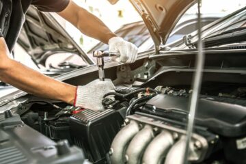 Undichte Ventildeckeldichtung bei eingebautem Austauschmotor – Fahrzeugmangel?